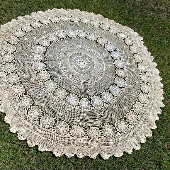 COPY - Crochet tablecloth - Picture 3 of 7